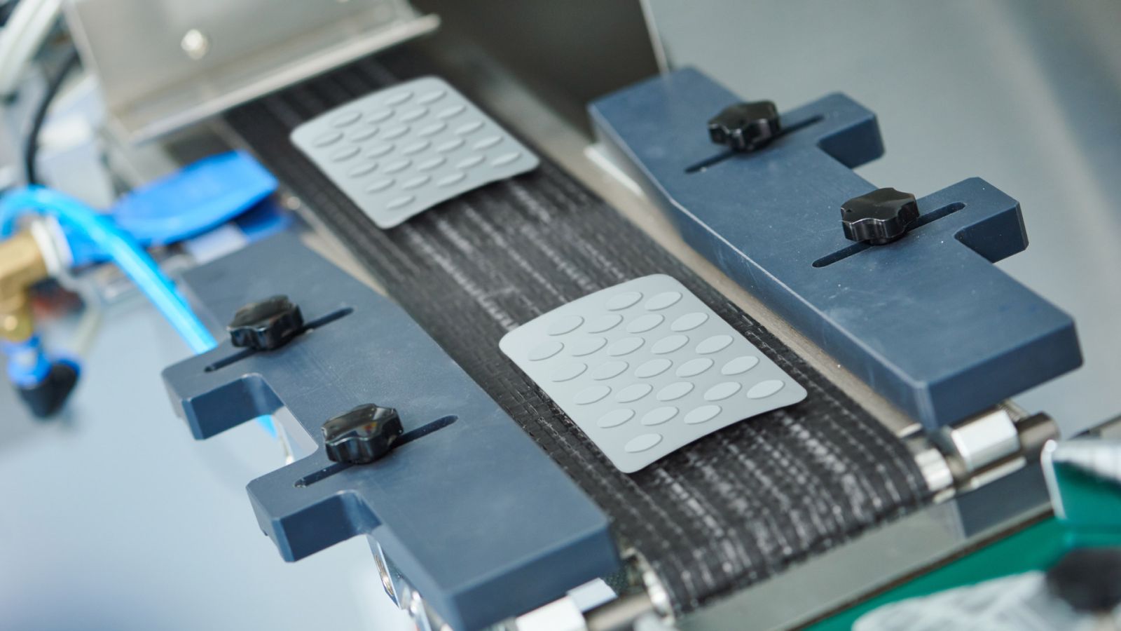 Blister packs with tablets on a conveyor belt in a modern pharmaceutical production line. Focus on precise positioning and inspection mechanisms for maximum GMP compliance and reliable release testing - a key element for safe pharmaceutical production in accordance with regulatory standards. Blister packs with tablets on a conveyor belt in a modern pharmaceutical production line. Focus on precise positioning and inspection mechanisms for maximum GMP compliance and reliable release testing - a key element for safe pharmaceutical production in accordance with regulatory standards.